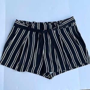 NWT Torrid Womens Black and White Strip Tie Front Shorts Size 20 A47